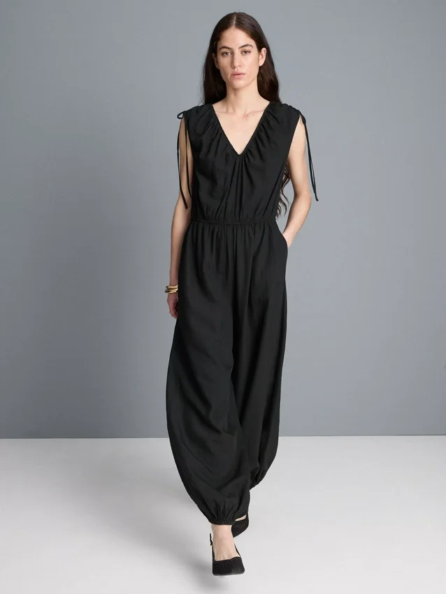 Jumpsuit med V-hals og ballongben