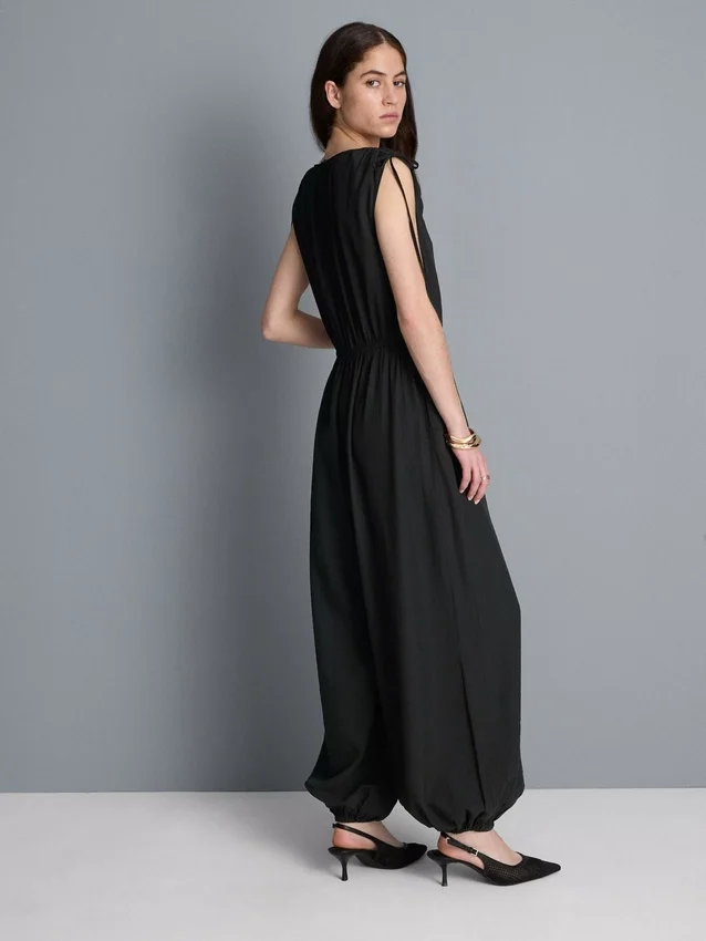 Jumpsuit med V-hals og ballongben