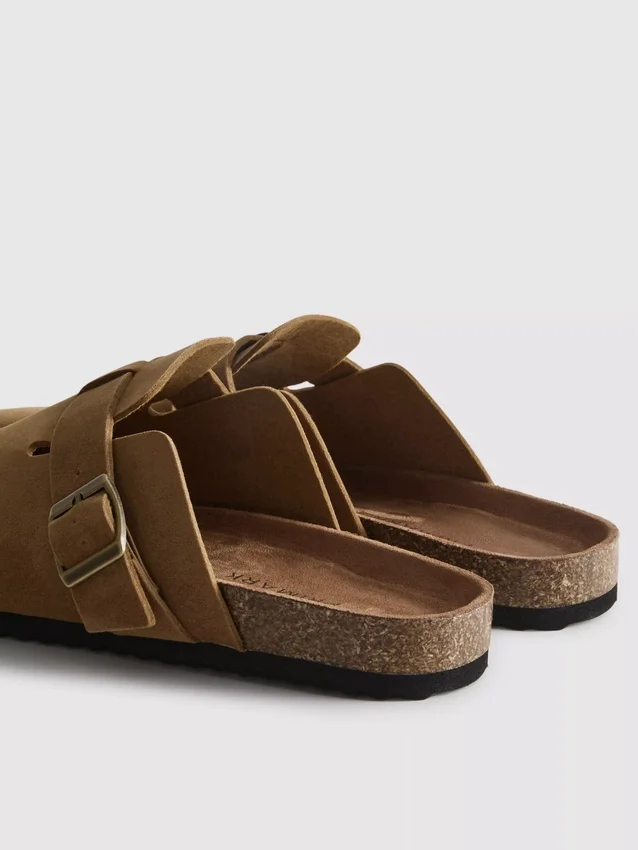 Klog-sandaler med spenne