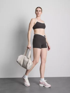 Kontrastfargede shorts med krysset snitt
