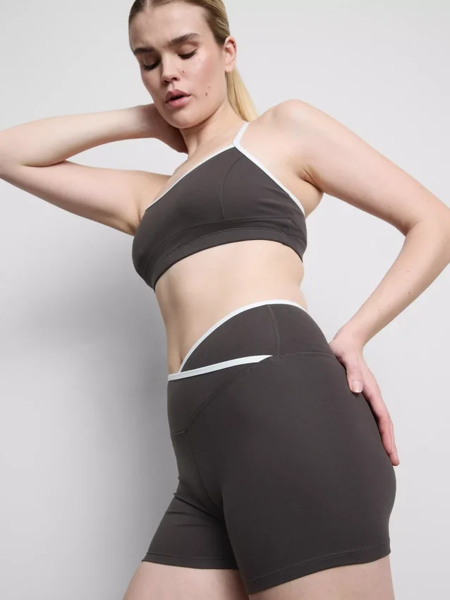 Kontrastfargede shorts med krysset snitt