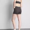 Kontrastfargede shorts med krysset snitt
