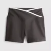 Kontrastfargede shorts med krysset snitt