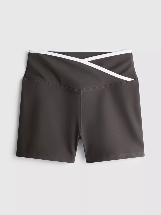 Kontrastfargede shorts med krysset snitt
