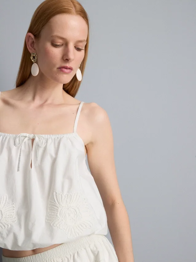 Kort cami-top i bomull med broderi