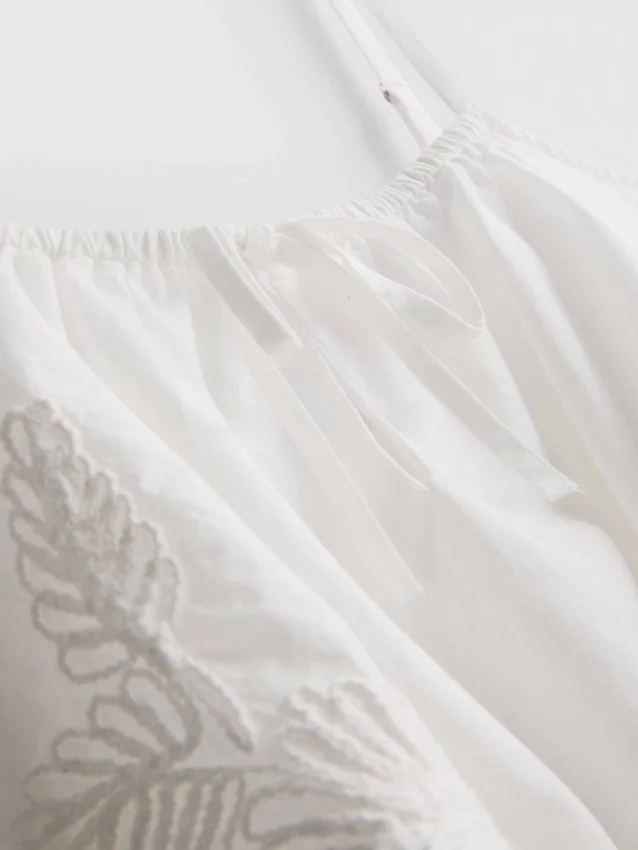 Kort cami-top i bomull med broderi