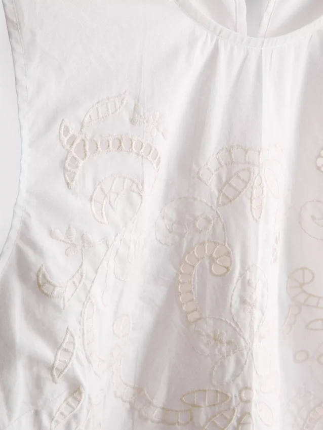 Kortærmet bluse i bomull med broderi