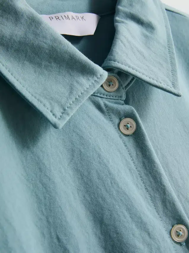 Kortærmet minikjole med lag-på-lag-design