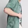 Kortærmet skjorte med knapper og broderte blader