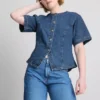 Kortærmet topp i bomullsdenim med innsvingt midje