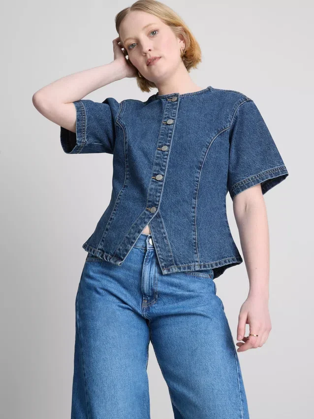 Kortærmet topp i bomullsdenim med innsvingt midje