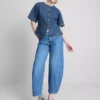 Kortærmet topp i bomullsdenim med innsvingt midje