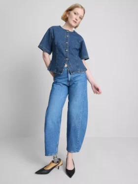 Kortærmet topp i bomullsdenim med innsvingt midje