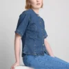 Kortærmet topp i bomullsdenim med innsvingt midje