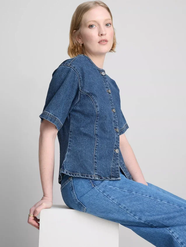 Kortærmet topp i bomullsdenim med innsvingt midje