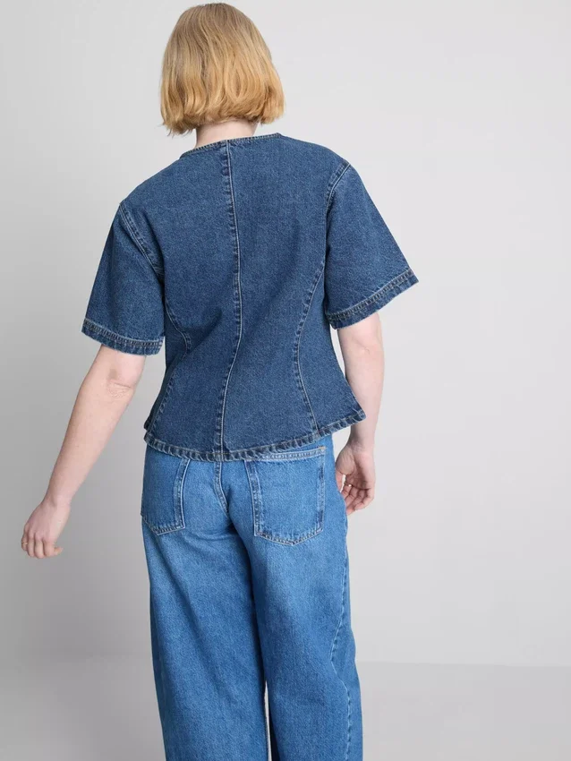 Kortærmet topp i bomullsdenim med innsvingt midje