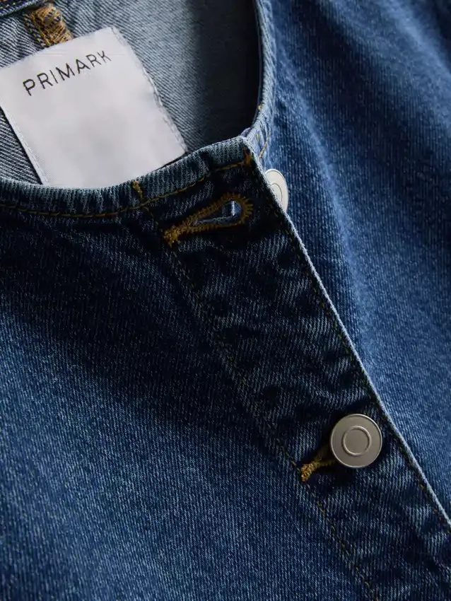 Kortærmet topp i bomullsdenim med innsvingt midje