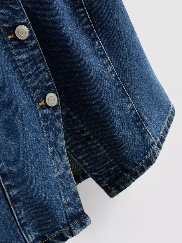 Kortærmet topp i bomullsdenim med innsvingt midje