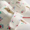 Lavt snøringssneakers i lerret med blomstermønster