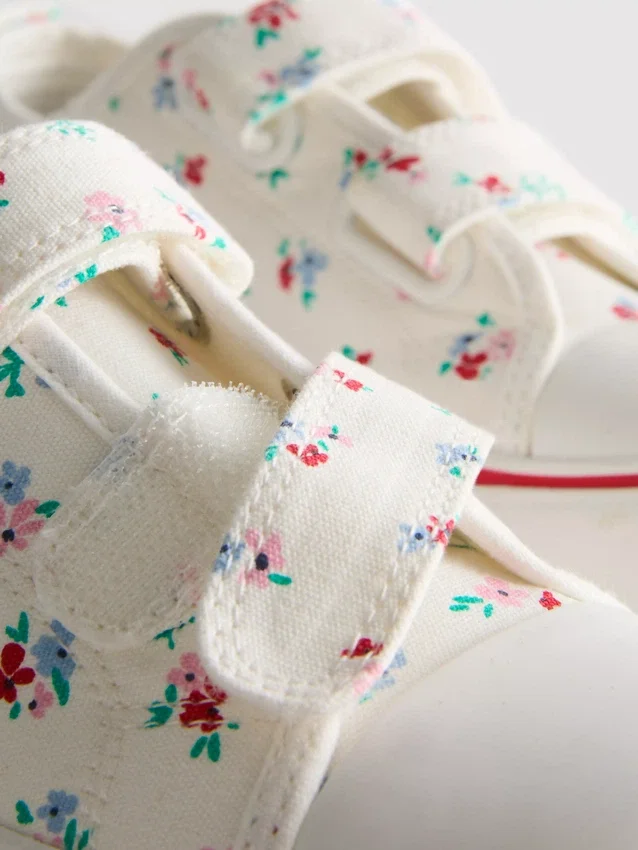 Lavt snøringssneakers i lerret med blomstermønster
