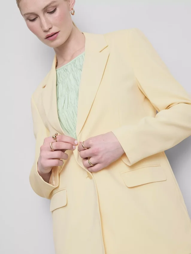 Lila blazer med én rad knapper