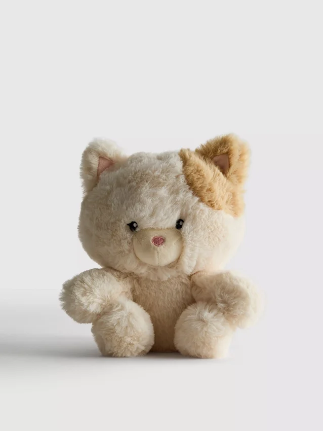 Liten plysjleke i form av en tabbykatt
