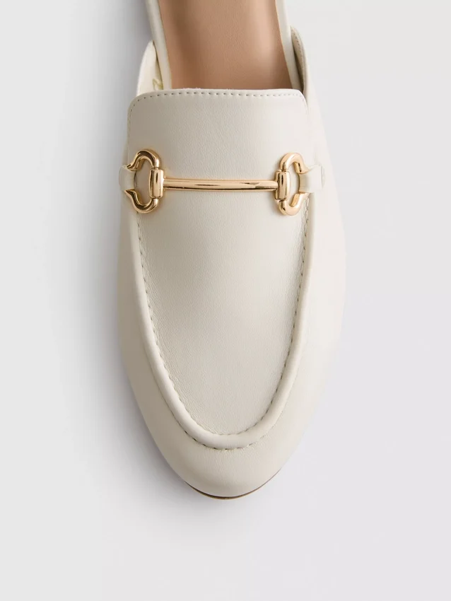 Loafers i imitert skinn med snaffle-bit-spenner