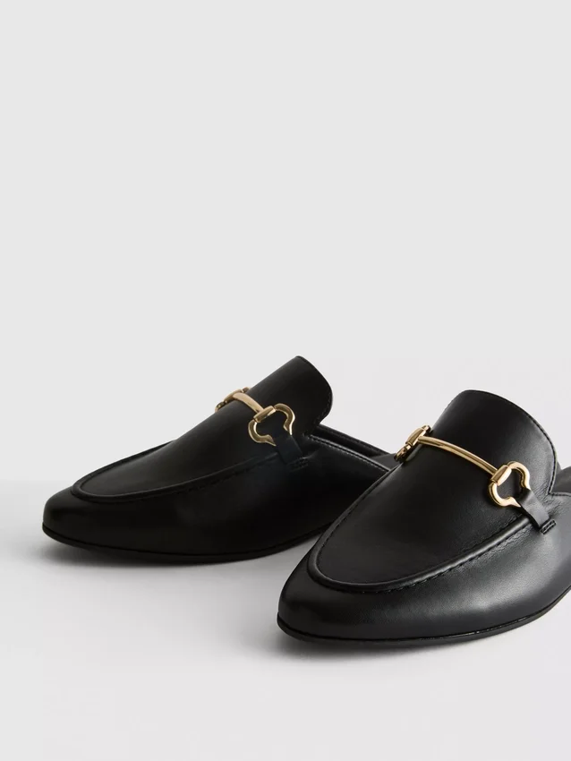 Loafers i imitert skinn med snaffle-bit-spenner