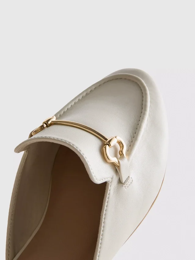 Loafers i imitert skinn med snaffle-bit-spenner