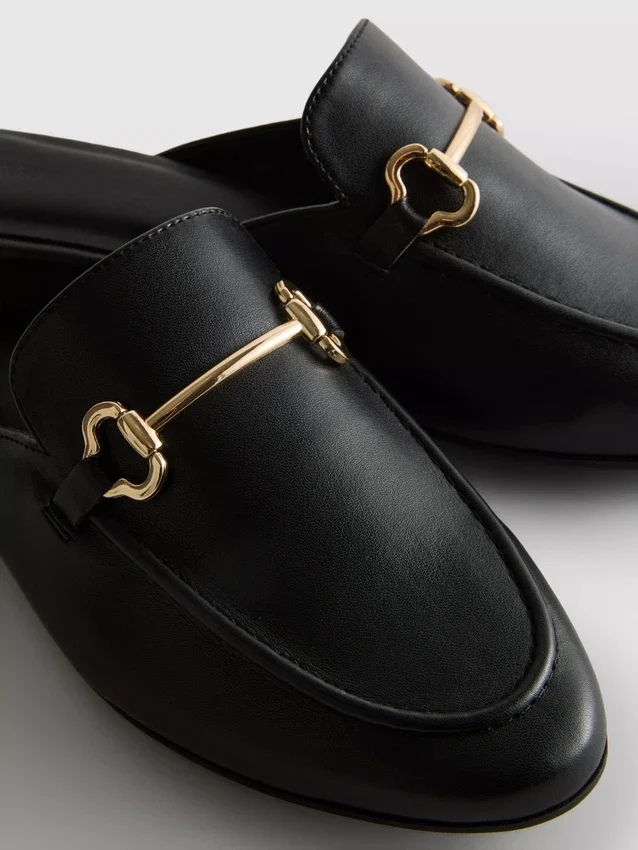 Loafers i imitert skinn med snaffle-bit-spenner