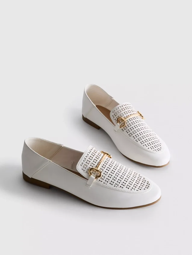 Loafers i kunstlær med laserskåret snaffle-bit