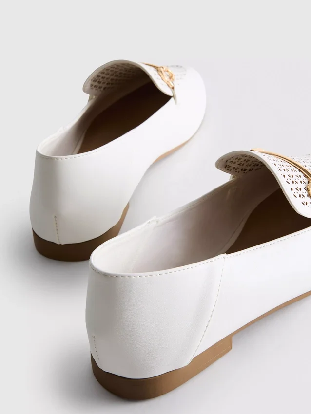 Loafers i kunstlær med laserskåret snaffle-bit
