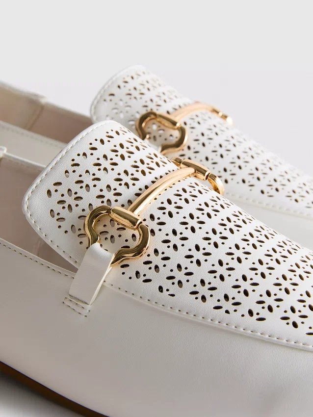 Loafers i kunstlær med laserskåret snaffle-bit