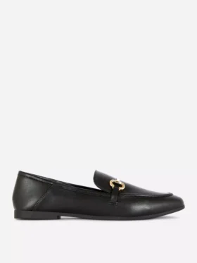 Loafers i kunstlær med spenne