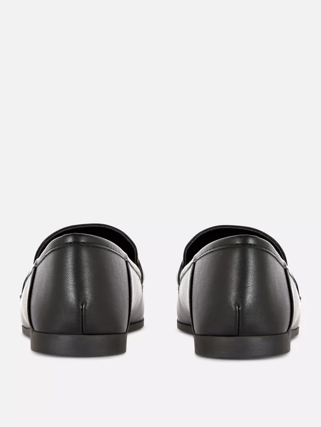 Loafers i kunstlær med spenne