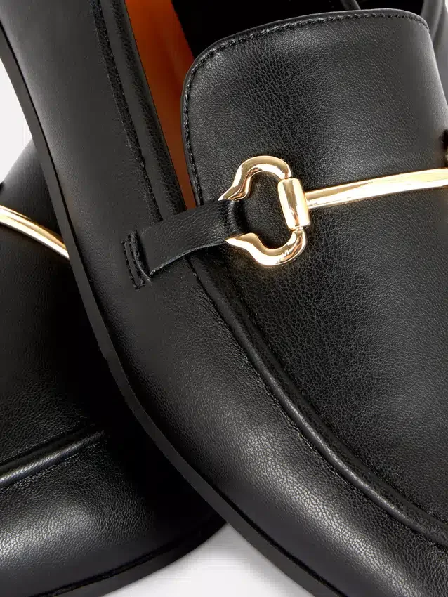 Loafers i kunstlær med spenne