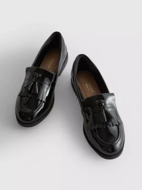 Loafers med bred passform i lakkskinn