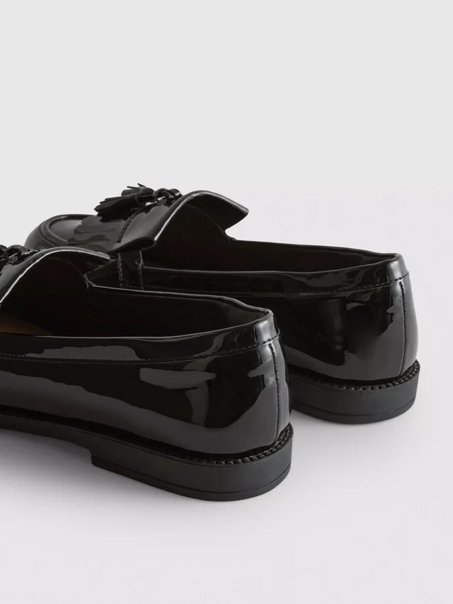 Loafers med bred passform i lakkskinn