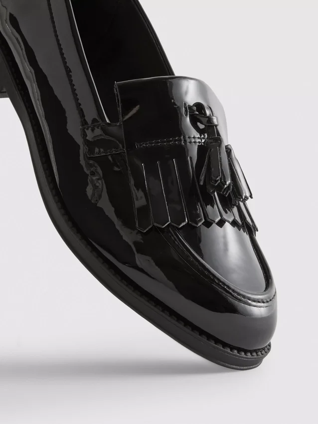 Loafers med bred passform i lakkskinn