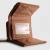 Lommebok med glidelås og metalliske detaljer