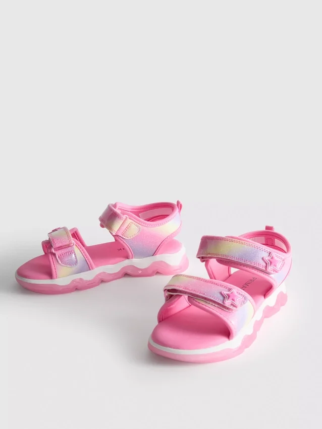 Lysende trekker-sandaler
