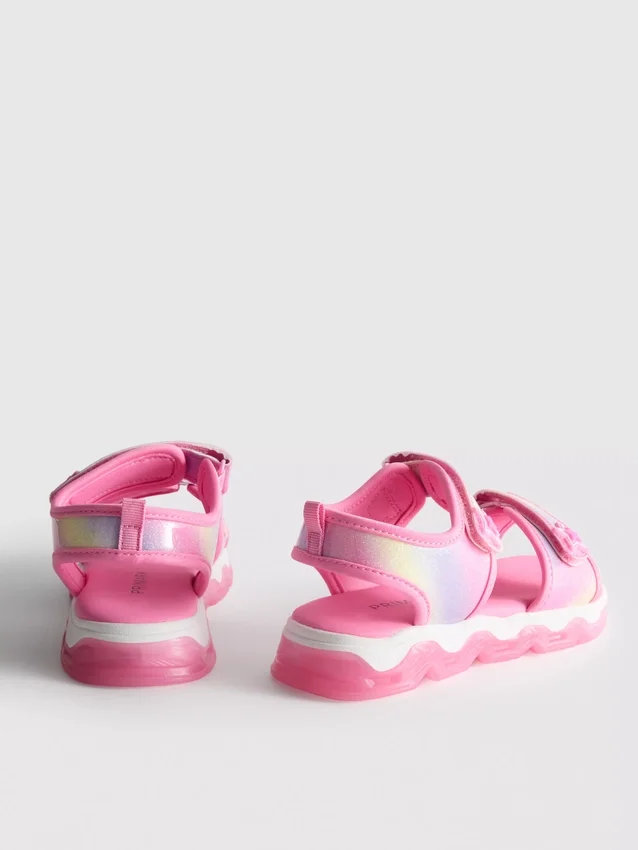 Lysende trekker-sandaler