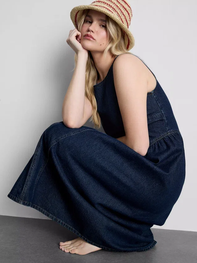 Midi-kjole i bomullsdenim med lav midje
