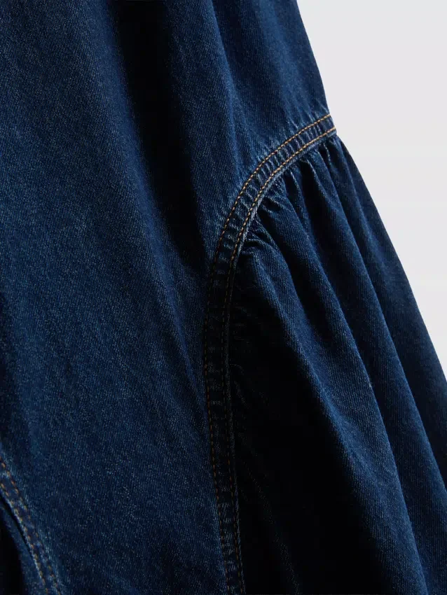 Midi-kjole i bomullsdenim med lav midje
