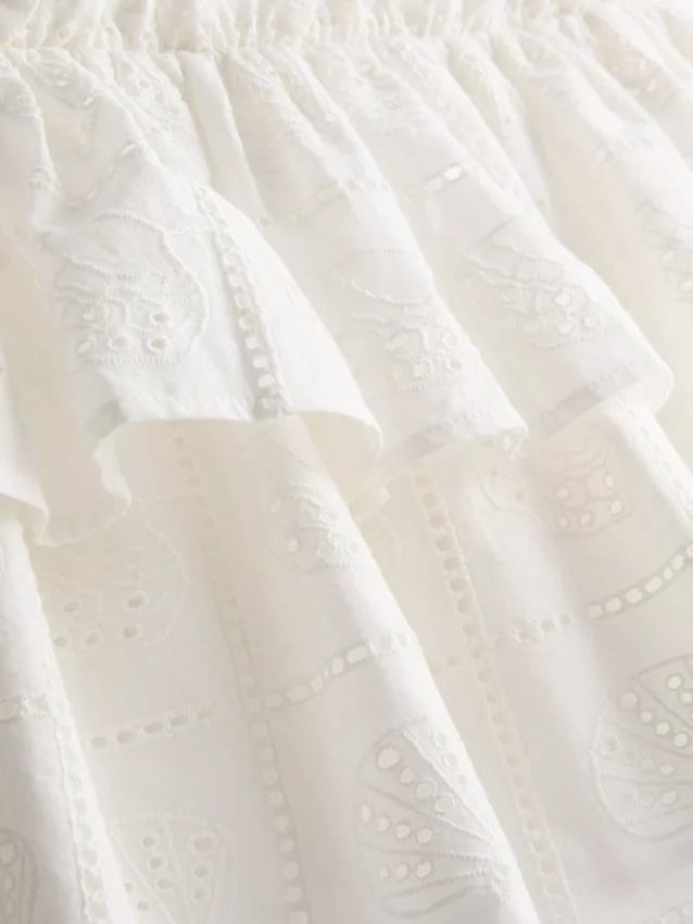 Mini-skjørt i bomull med lagvis design og broderi