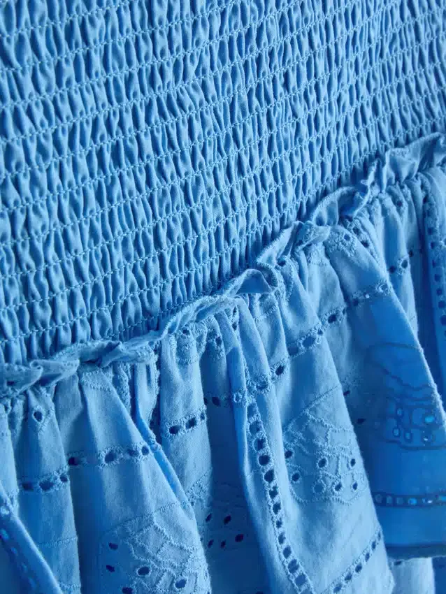 Mini-skjørt i bomull med lagvis design og broderi