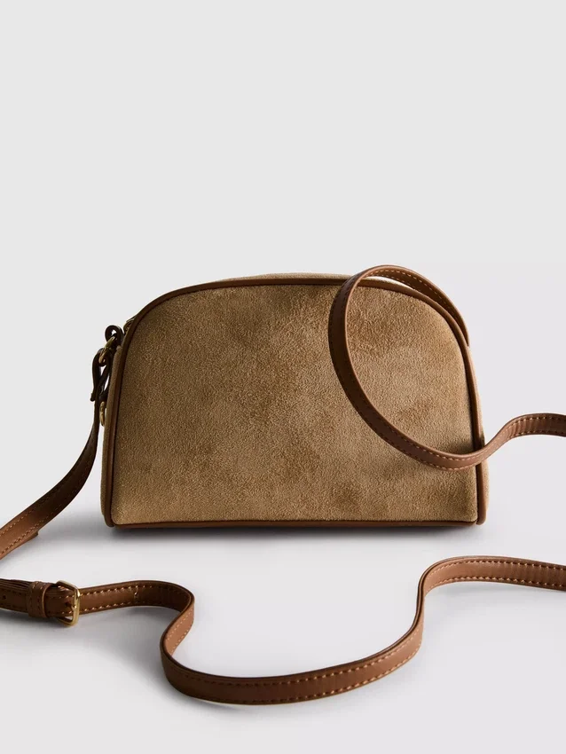 Mini-veske i imitert semsket skinn med kryssrem
