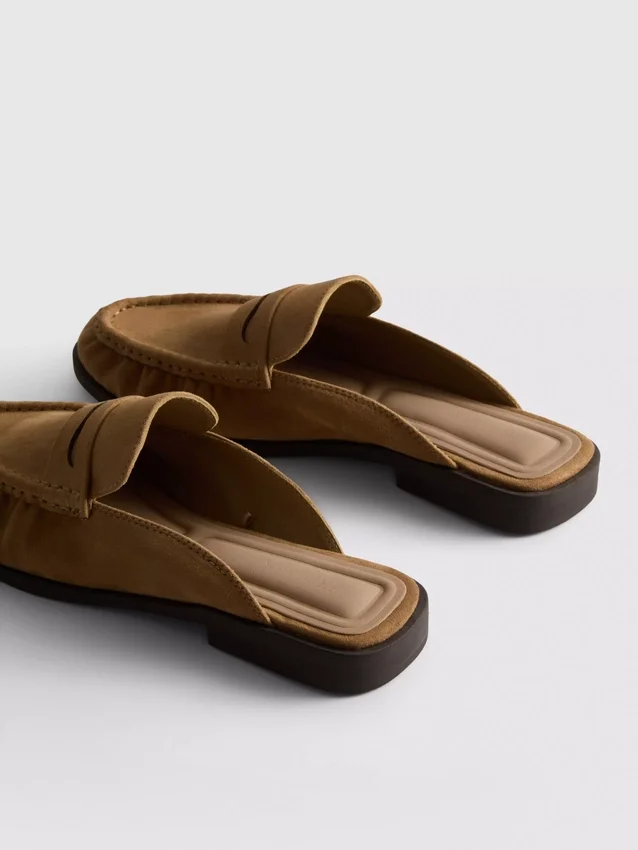 Mule-sandaler i imitert semsket skinn
