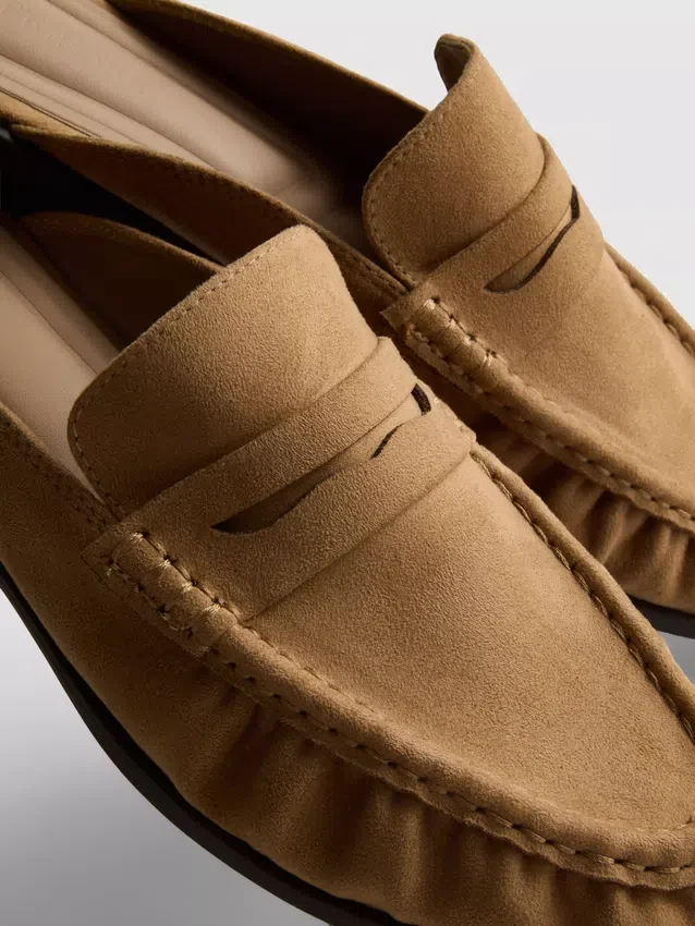 Mule-sandaler i imitert semsket skinn
