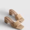 Mules med blokkhæl i raffia